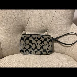 Coach logo wristlet 💕🐎💕